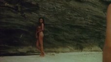 11. Полностью голая Зеуди Арая на пляже – Тело (1974)