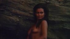 12. Полностью голая Зеуди Арая на пляже – Тело (1974)