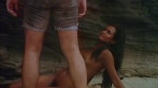 13. Полностью голая Зеуди Арая на пляже – Тело (1974)