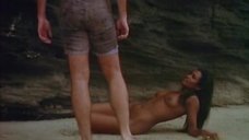14. Полностью голая Зеуди Арая на пляже – Тело (1974)