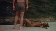 15. Полностью голая Зеуди Арая на пляже – Тело (1974)