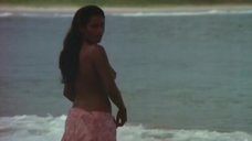 2. Полностью голая Зеуди Арая на пляже – Тело (1974)