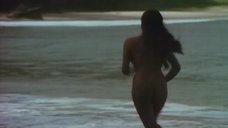 3. Полностью голая Зеуди Арая на пляже – Тело (1974)