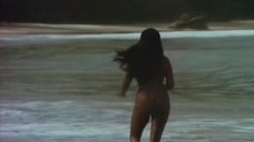 4. Полностью голая Зеуди Арая на пляже – Тело (1974)