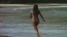 5. Полностью голая Зеуди Арая на пляже – Тело (1974)