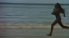 6. Полностью голая Зеуди Арая на пляже – Тело (1974)