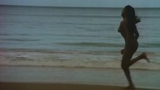 7. Полностью голая Зеуди Арая на пляже – Тело (1974)