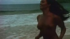8. Полностью голая Зеуди Арая на пляже – Тело (1974)