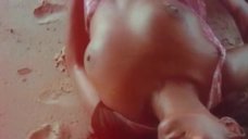 2. Секс с Зеуди Араей на пляже – Тело (1974)