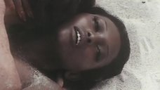 2. Интимная сцена с Зеуди Араей Кристальди на пляже – Девушка с лунной кожей
