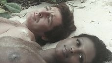 3. Интимная сцена с Зеуди Араей Кристальди на пляже – Девушка с лунной кожей