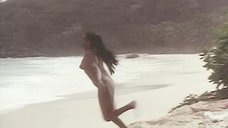 4. Интимная сцена с Зеуди Араей Кристальди на пляже – Девушка с лунной кожей