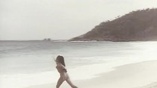 5. Интимная сцена с Зеуди Араей Кристальди на пляже – Девушка с лунной кожей