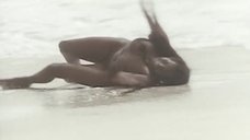 7. Интимная сцена с Зеуди Араей Кристальди на пляже – Девушка с лунной кожей