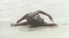 8. Интимная сцена с Зеуди Араей Кристальди на пляже – Девушка с лунной кожей