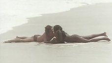 9. Интимная сцена с Зеуди Араей Кристальди на пляже – Девушка с лунной кожей
