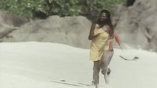 1. Жаркая сцена с Зеуди Араей на пляже – Девушка с лунной кожей