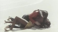 4. Жаркая сцена с Зеуди Араей на пляже – Девушка с лунной кожей