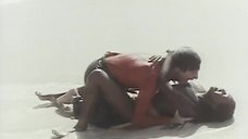7. Жаркая сцена с Зеуди Араей на пляже – Девушка с лунной кожей