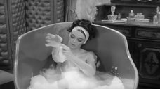 2. Барбара Стил принимает ванну – Пять могил для медиума
