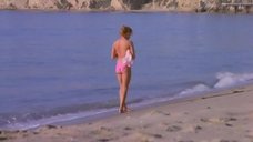 2. Катрин Мэри Стюарт в купальнике на пляже – Голливудские жёны