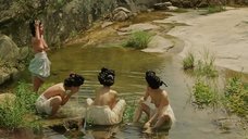 Подглядывание за женщинами топлес у воды