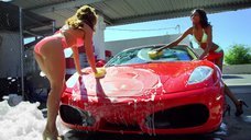 Красотки сексуально моют машины