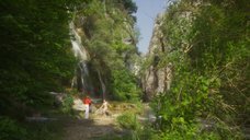 2. Лу де Лааж топлес у водопада – Белоснежка. Сказка для взрослых