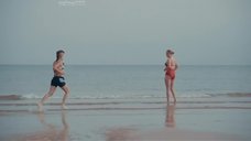 1. Джесси Пинник и Malic White на пляже – Принцесса Сид