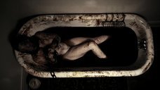 1. Прикованная обнаженная Кэролин Уильямс в ванне – Ханука