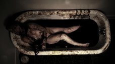 Прикованная обнаженная Кэролин Уильямс в ванне