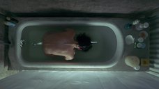 2. Дженнифер Коннелли сидит в ванной – Реквием по мечте
