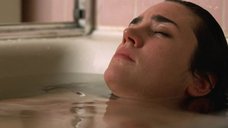 3. Дженнифер Коннелли принимает ванну – Дом из песка и тумана