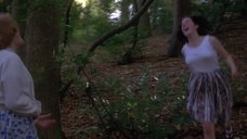 1. Кейт Уинслет и Мелани Лински бегают по лесу в белье – Небесные создания