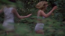5. Кейт Уинслет и Мелани Лински бегают по лесу в белье – Небесные создания
