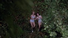 7. Кейт Уинслет и Мелани Лински бегают по лесу в белье – Небесные создания