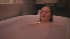 1. Кейт Уинслет с Мелани Лински принимают ванну – Небесные создания