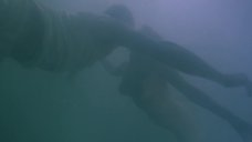 Обнаженная Кейт Уинслет плавает под водой
