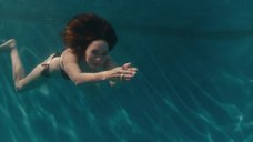1. Меган Фокс плавает в бассейне – Любовь по-взрослому