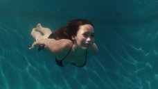 2. Меган Фокс плавает в бассейне – Любовь по-взрослому