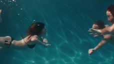3. Меган Фокс плавает в бассейне – Любовь по-взрослому