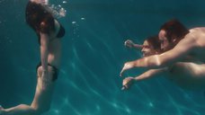4. Меган Фокс плавает в бассейне – Любовь по-взрослому