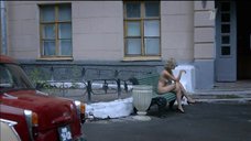 Обнаженная Евгения Брик курит на улице