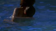 Эшли Джадд купается обнаженной в бассейне