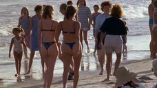 2. Лори Фортье и Клэр Дэйнс прогуливаются по пляжу – Джиллиан на день рождения