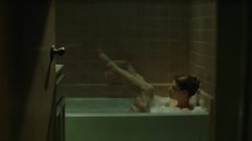 Клэр Дэйнс принимает ванну
