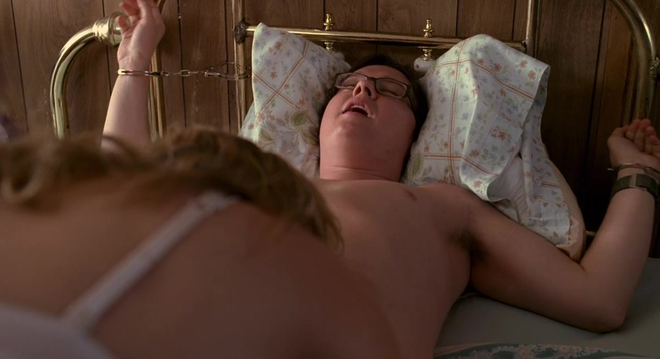 Рыжая девушка с огромной грудью мастурбирует на мятой постели видео