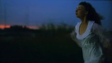 Юлия Маврина убегает в ночной рубашке