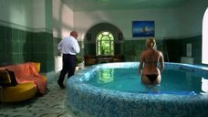 2. Наталья Рудова плавает в бассейне – Поцелуй в голову