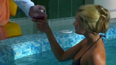 3. Наталья Рудова плавает в бассейне – Поцелуй в голову